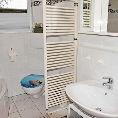 Mit Reetdach Und Seebli Daire